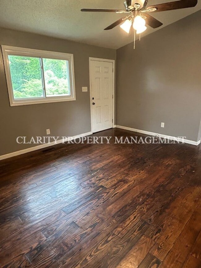 Building Photo - Spacious 3 bedroom apartment near Lee!