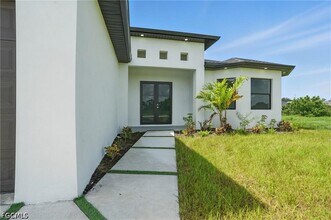 Building Photo - 472 Rajah St