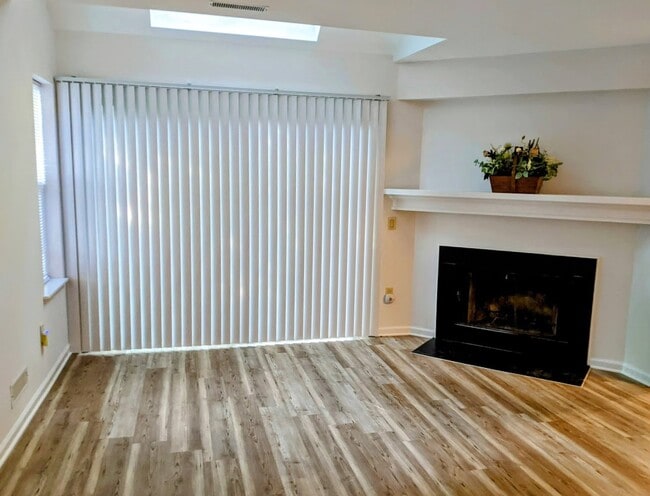 Spac. & Bright Updated LR w/SGD to Bk Area - 8 Country Walk