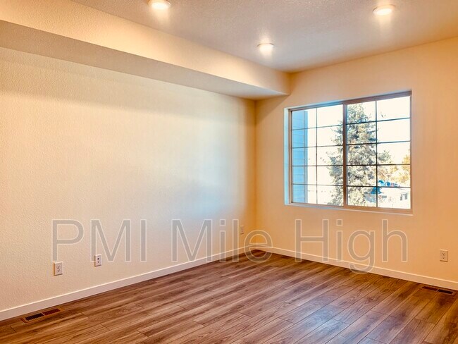 Foto del edificio - 887 E 98th Ave