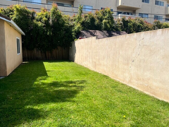 Foto del edificio - 10725 Westminster Ave