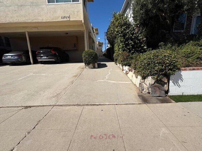 Foto del edificio - 11719 Mayfield Ave