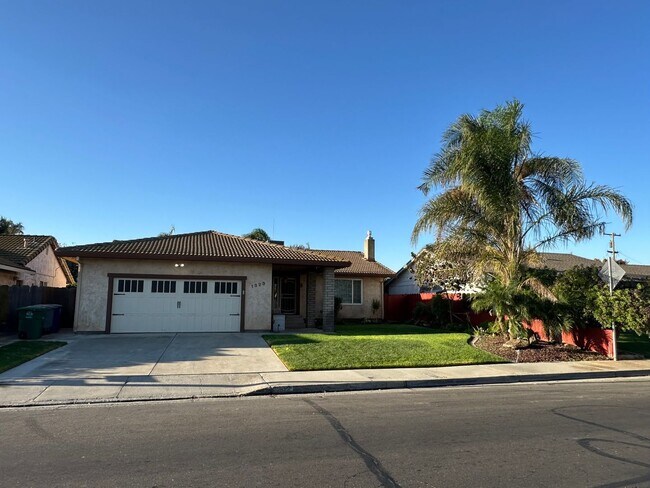 Building Photo - Beautiful Northside Los Banos Rental