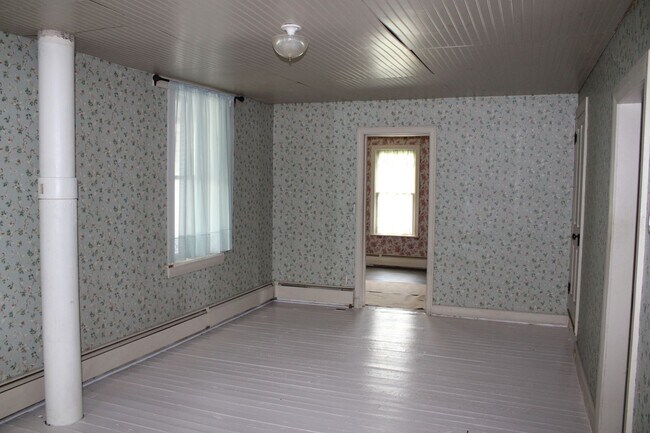 Building Photo - Single Family Farm House