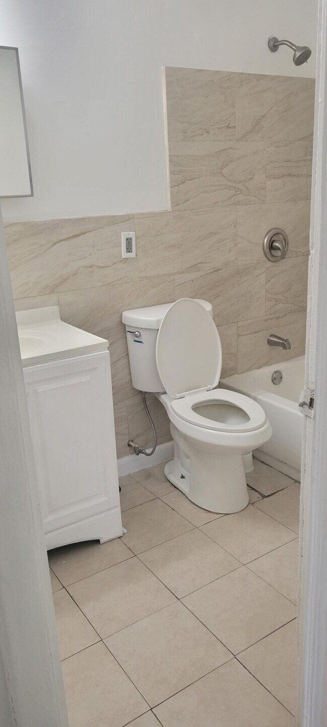 Foto del edificio - 1165 W 28th St