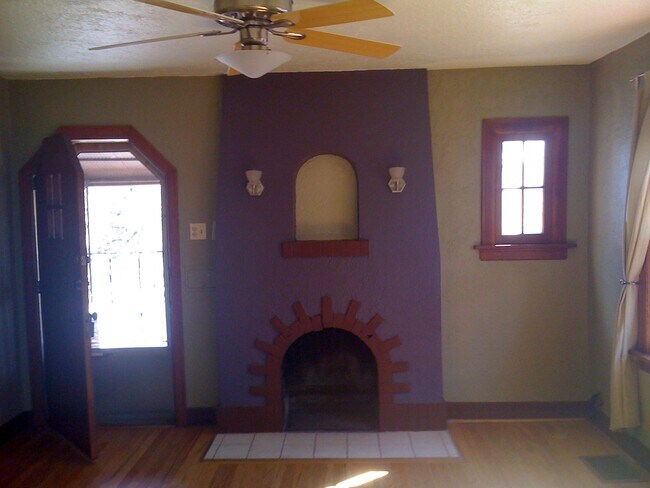 Molduras de madera, chimenea, ventilador de techo: ¡encanto y funcionalidad! - 3909 Perry Street