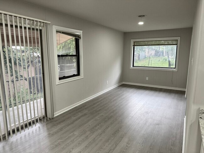 Un comedor realmente espacioso, ideal para reuniones familiares. - 8274 Lifford Pl