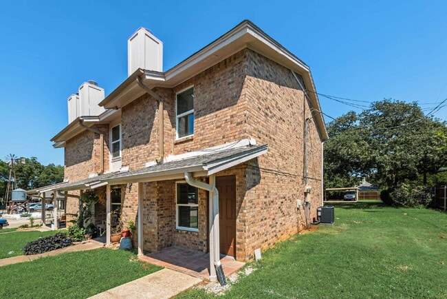 Photo - Completely Remodeled Triplex Unit 2 bed 1.... Apartment