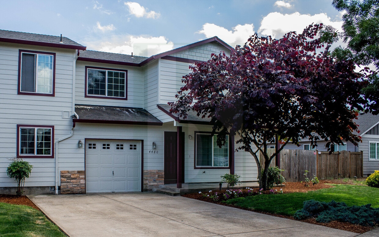 Primary Photo - Spacious Updated Duplex in Salem