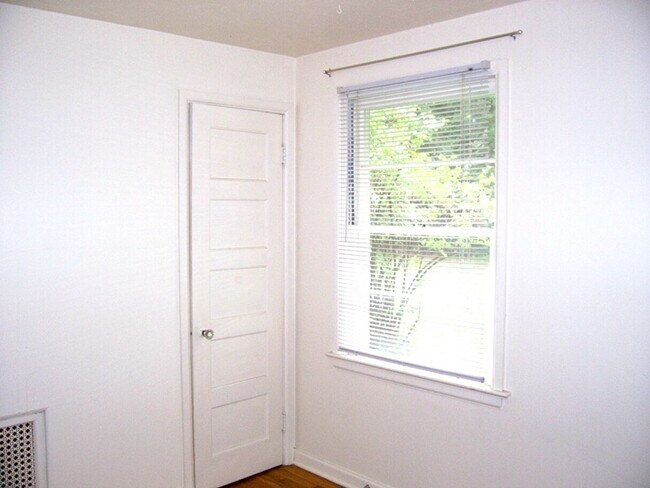 Foto del edificio - Cozy, Character-Filled Bungalow Close to It All