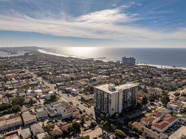 Foto del edificio - 4944 Cass St