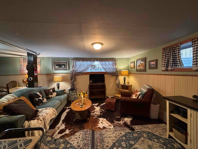 Building Photo - 425 S Washington St