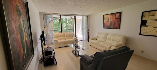 Foto del edificio - 16175 Golf Club Rd