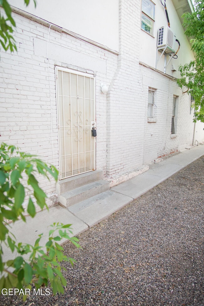 Building Photo - 3403 Pershing Dr