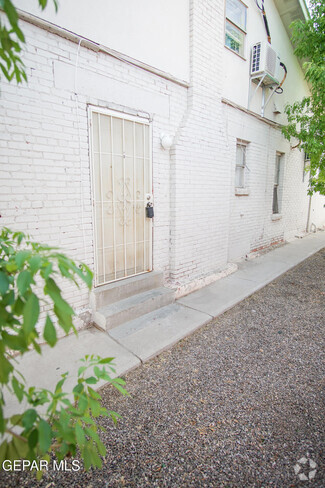 Building Photo - 3403 Pershing Dr