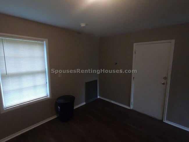 Foto del edificio - 5362 Falcon Ln