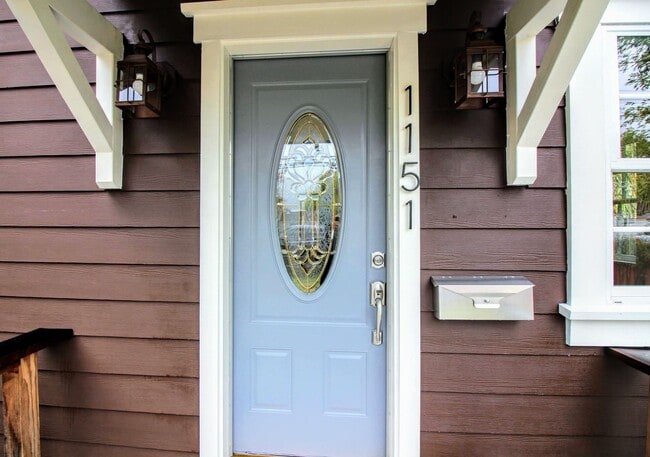 Building Photo - 2 Bedroom Home with Large Yard in SW Santa...