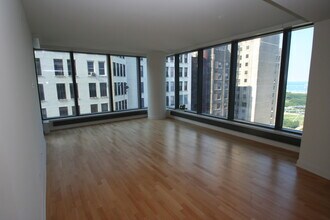 Building Photo - 60 E Monroe Dr