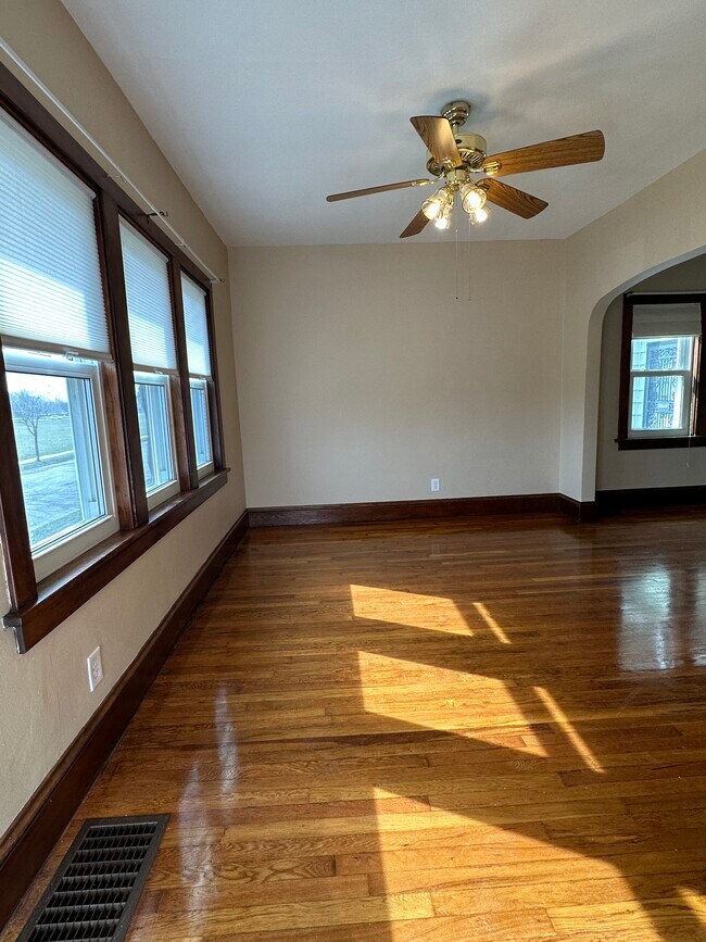 Sala de estar - 2323 S Logan Ave