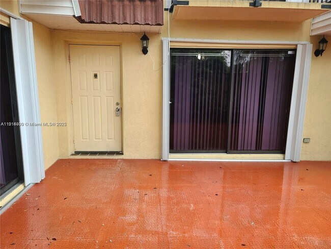 Foto del edificio - 9940 NW 6th Ct