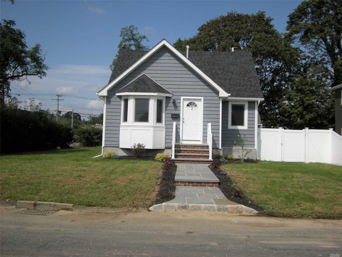 2 Beach Ave, Copiague, NY 11726 House Rental in Copiague, NY