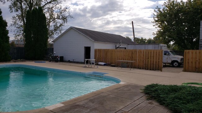 Building Photo - 9403 Shenandoah Dr