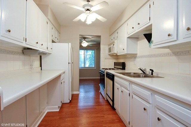 Building Photo - 3008 Roberts Dr