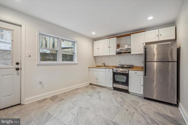 Building Photo - 527 Greenwich St