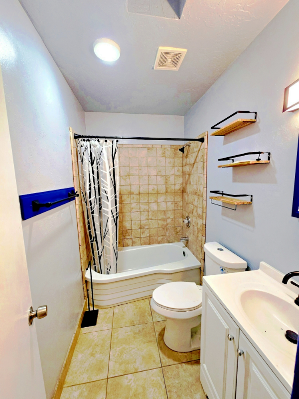 Building Photo - 1601 N Louis Ln