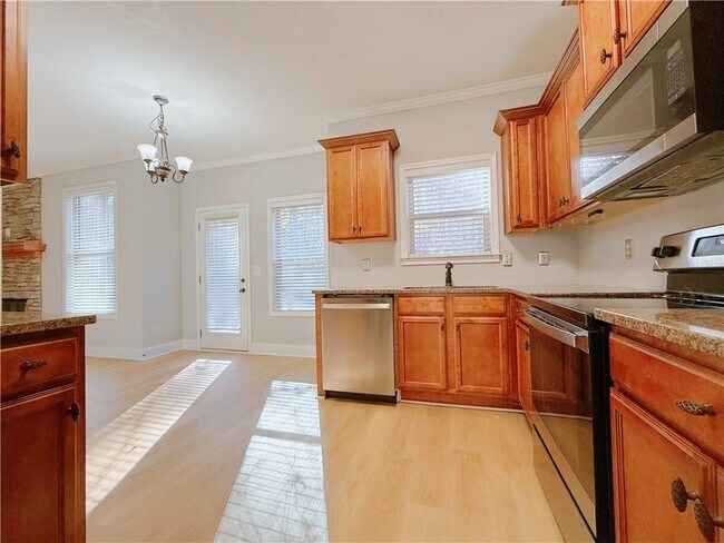 Building Photo - 636 Royal Crest Ct