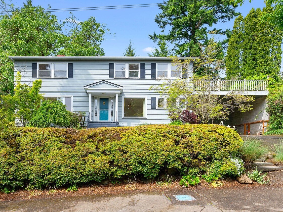 Foto principal - Sprawling 6 bed / 3.5 bath Home in Hillsda...