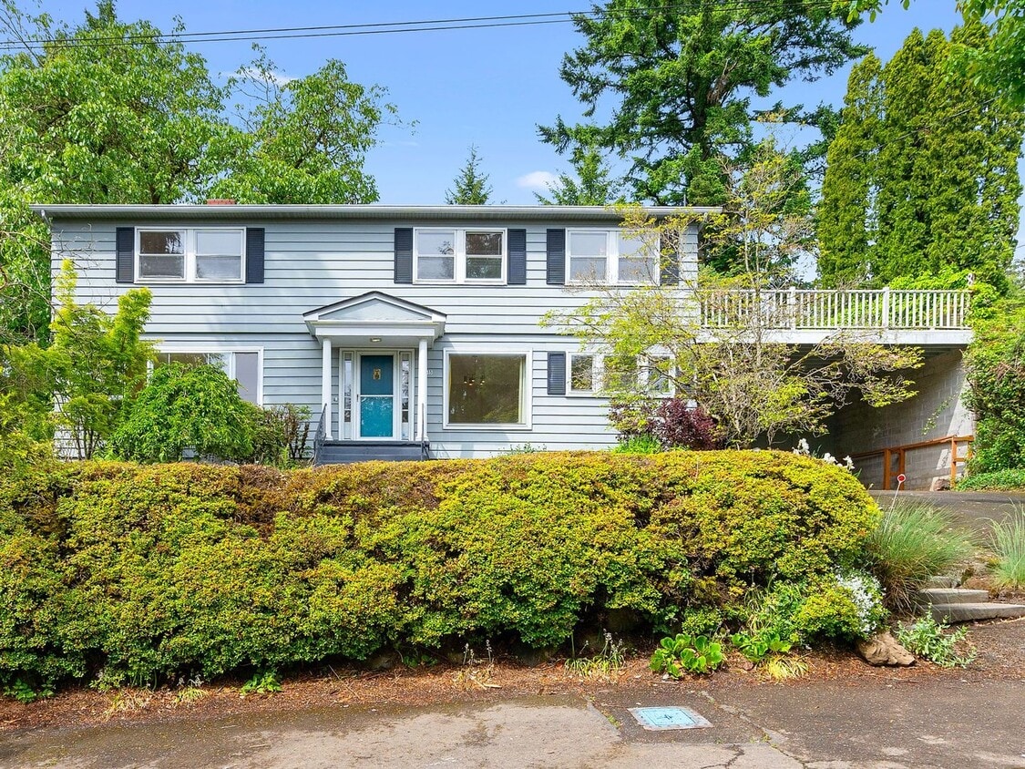 Primary Photo - Sprawling 6 bed / 3.5 bath Home in Hillsda...