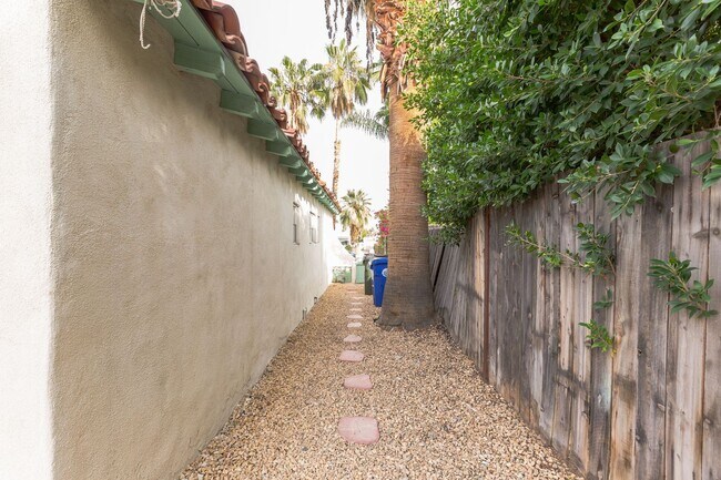 Building Photo - 2 Bed / 2 Bath Spanish-Style Home with Det...
