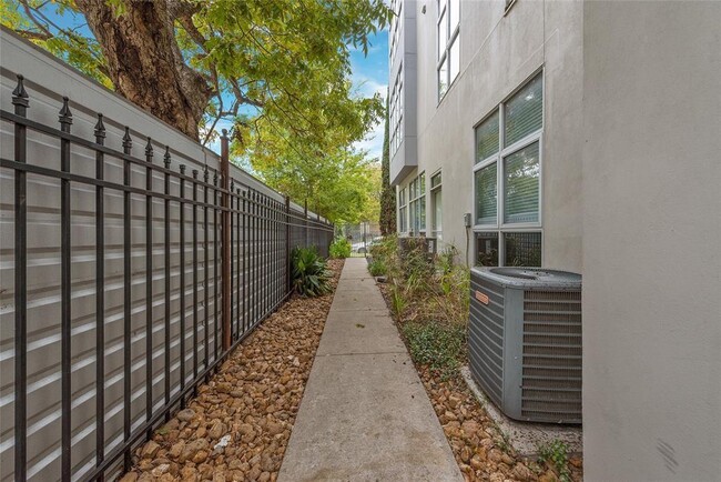 Building Photo - 207 Pierce St