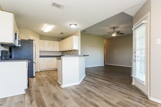Building Photo - 321 Sondra Way