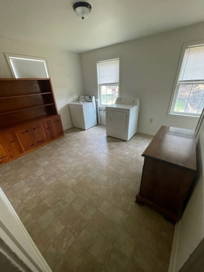 Building Photo - Clear Spring Apartment