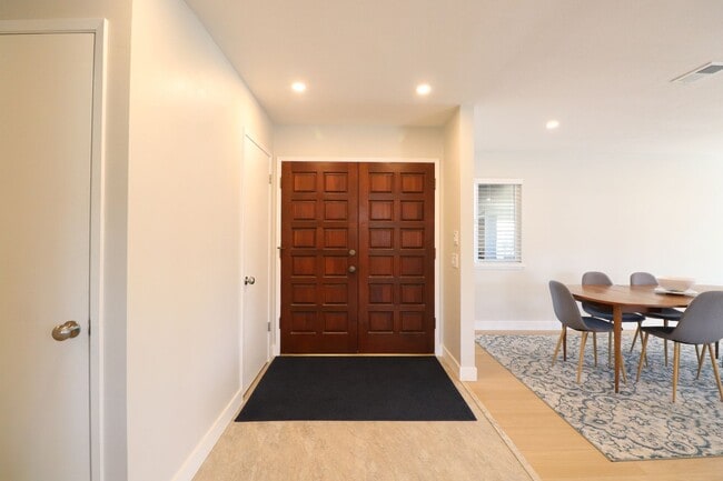Foto del edificio - 586 Poppy Ln