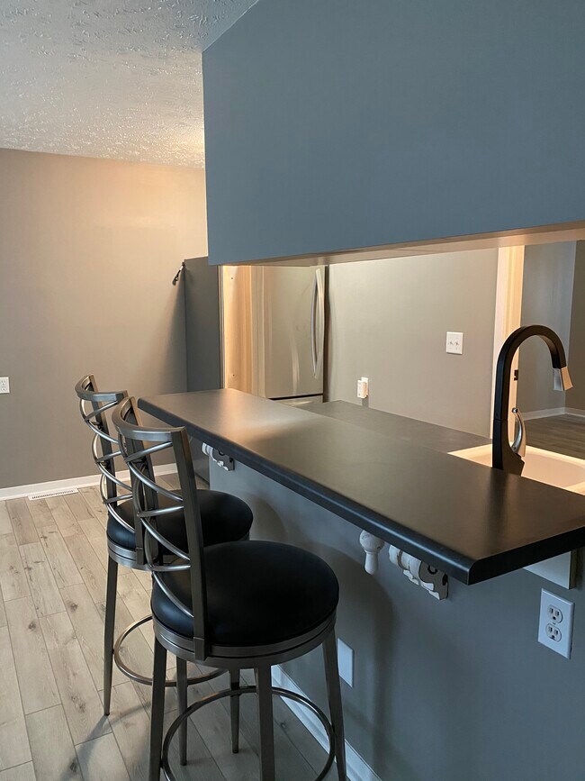 Cocina y sala de estar de concepto abierto - 403 W Boone St