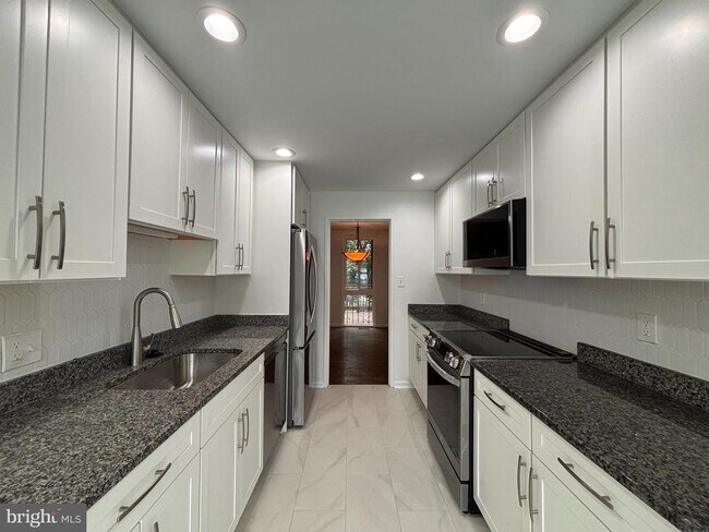 Foto del edificio - 8022 Inverness Ridge Rd
