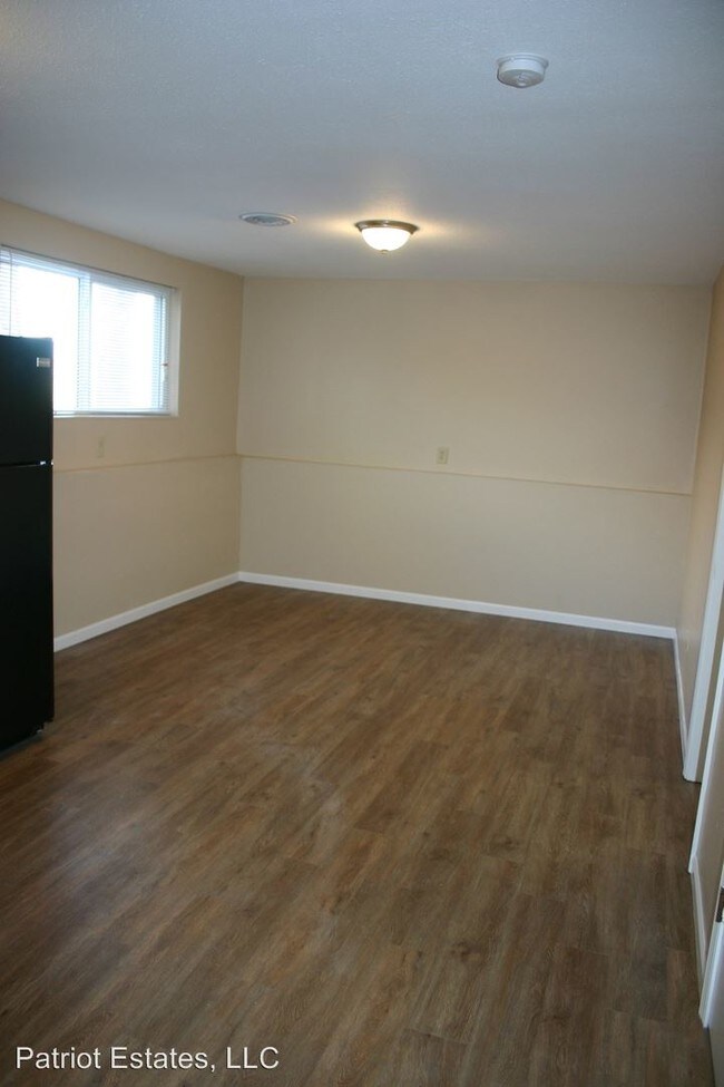 Building Photo - 1 br, 1 bath Apartment - 619 W. 14th