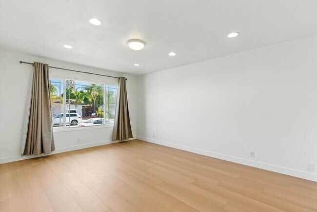 Building Photo - Charming 4 Bedroom 2 Bath Home in the Ever...
