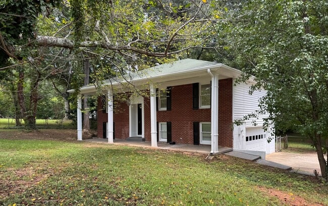 Building Photo - 508 Landers Dr SW