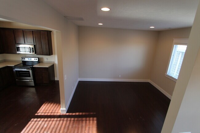 Building Photo - $0 Deposit!  Luxury Finishes - Top-Floor D...