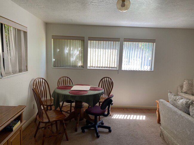 Building Photo - Cozy 2 Bedroom Lower Apartment - Utilities...
