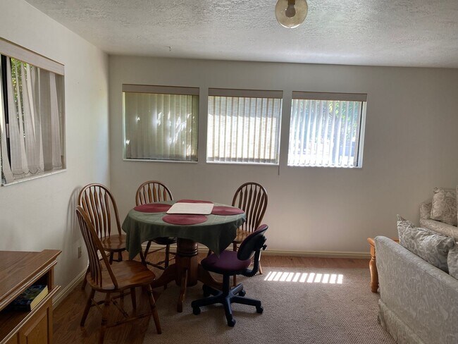 Foto del edificio - Cozy 2 Bedroom Lower Apartment - Utilities...