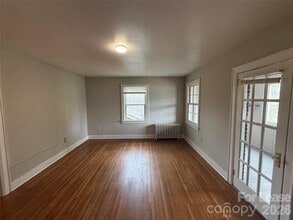 Building Photo - 1412 Park Dr