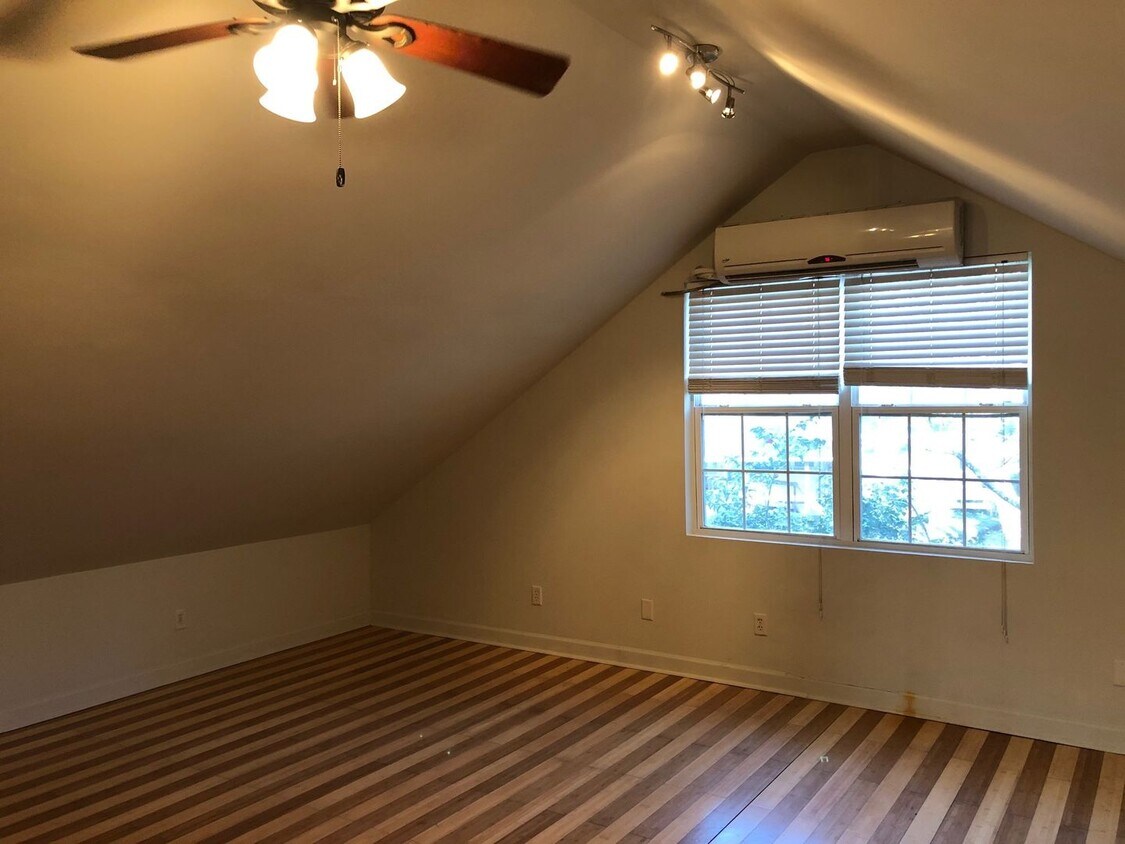 1713 McHenry Ave Unit 1713 A McHenry Ave, Charleston, SC 29412 Room