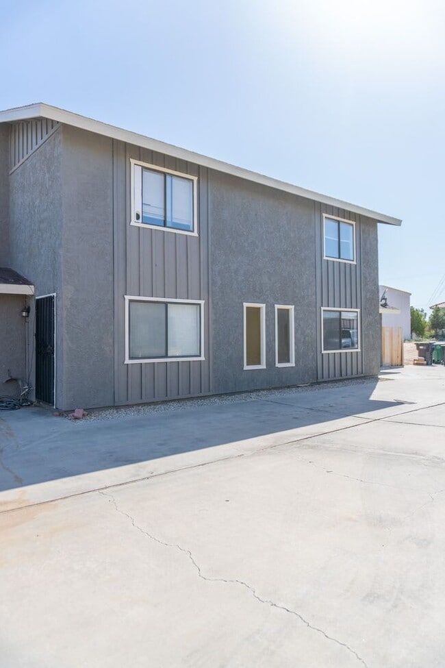 Building Photo - PLACE-1024 W Atkins Ave