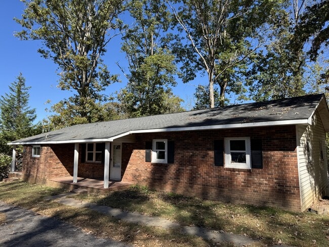 Building Photo - 520 Pine Ave