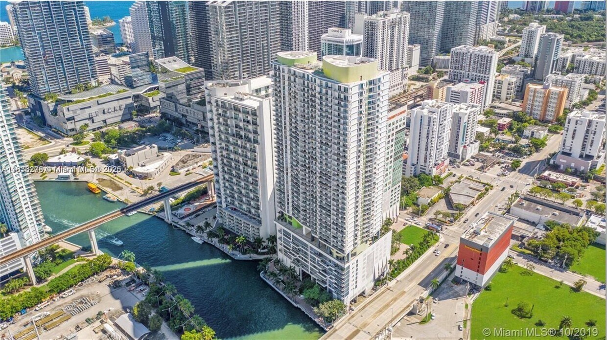 Foto principal - 185 SW 7th St